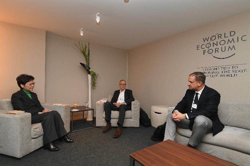 行政長官林鄭月娥今日（達沃斯時間一月二十二日）繼續在瑞士達沃斯出席世界經濟論壇年會。圖示林鄭月娥（左）與瑞士寶盛主席Romeo Lacher（中）及首席執行官Philipp Rickenbacher（右）會面。