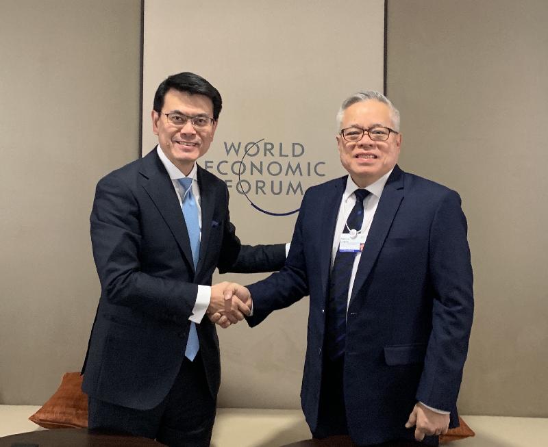 The Secretary for Commerce and Economic Development, Mr Edward Yau (left), met with the Secretary of Trade and Industry of the Philippines, Mr Ramon Lopez (right), in Davos, Switzerland yesterday (January 22, Davos time) and exchanged views on trade-related matters and issues of mutual concern.