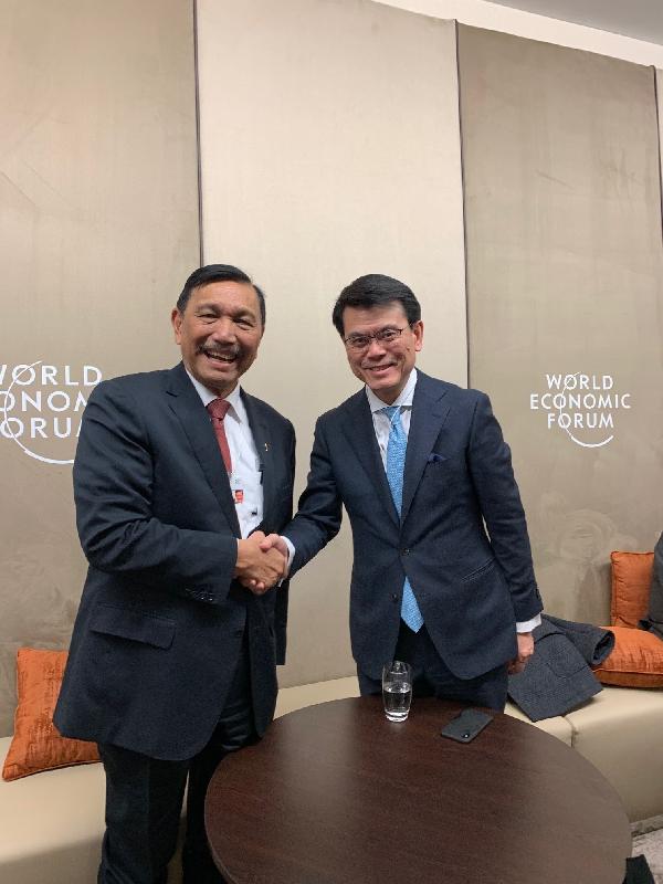 The Secretary for Commerce and Economic Development, Mr Edward Yau (right), met with the Coordinating Minister for Maritime Affairs and Investment of Indonesia, Mr Luhut Pandjaitan (left), in Davos, Switzerland yesterday (January 22, Davos time).

