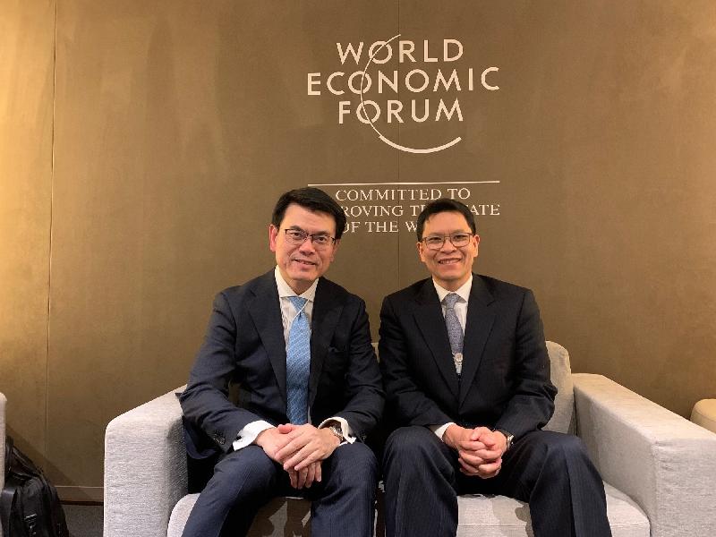 商务及经济发展局局长邱腾华（左）昨日（达沃斯时间一月二十二日）于瑞士达沃斯与泰国中央银行行长维拉泰博士（右）会面。