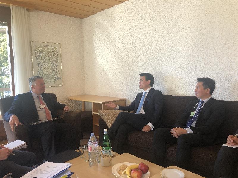 商务及经济发展局局长邱腾华（中）昨日（达沃斯时间一月二十二日）于瑞士达沃斯与澳洲财政部长马赛厄斯．科尔曼（左）会面，旁为香港驻欧洲联盟特派代表张国财（右）。