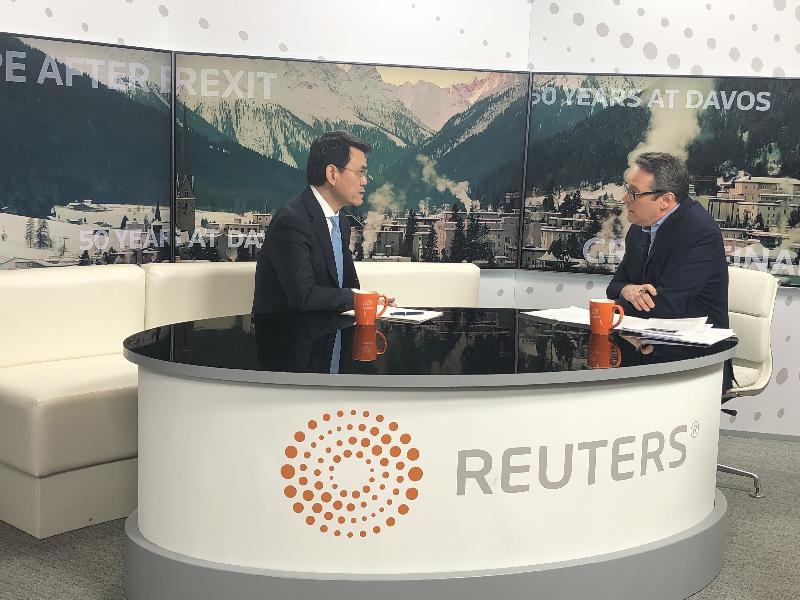商務及經濟發展局局長邱騰華（左）昨日（達沃斯時間一月二十二日）於瑞士達沃斯接受國際媒體訪問，就香港最新發展作出回應。