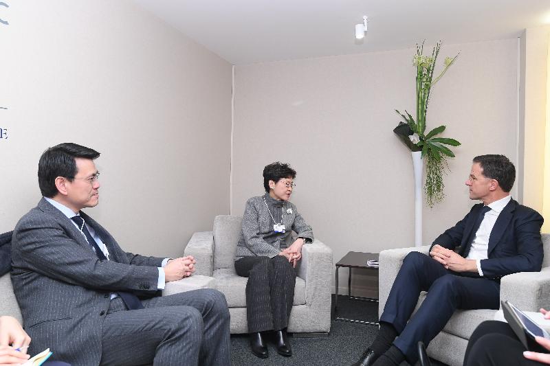 The Chief Executive, Mrs Carrie Lam, continued to attend the World Economic Forum Annual Meeting in Davos, Switzerland, today (January 23, Davos time). Photo shows Mrs Lam (centre) meeting with the Prime Minister of the Kingdom of the Netherlands, Mr Mark Rutte (right). The Secretary for Commerce and Economic Development, Mr Edward Yau (left), also attended.
