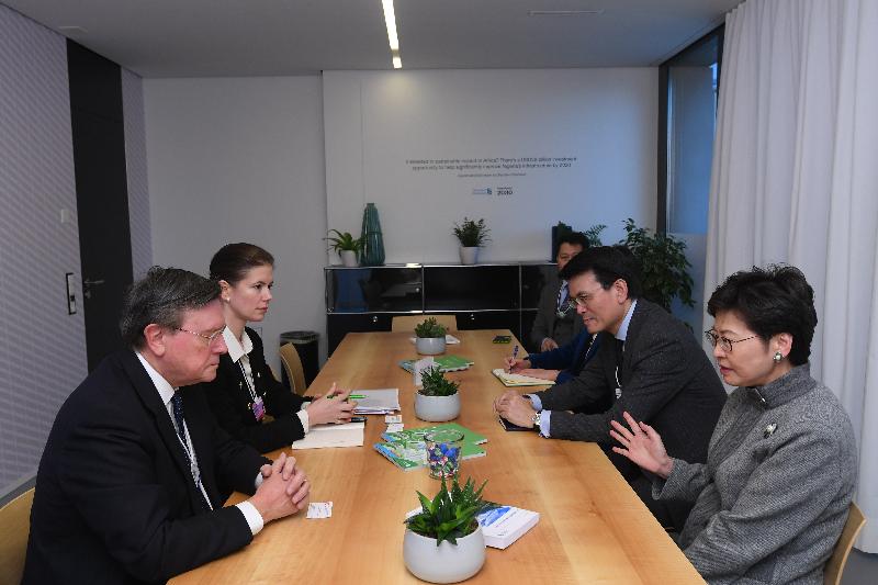 The Chief Executive, Mrs Carrie Lam, continued to attend the World Economic Forum Annual Meeting in Davos, Switzerland, today (January 23, Davos time). Photo shows Mrs Lam (first right) meeting with the Group Chairman of Standard Chartered, Mr José Viñals (first left). The Secretary for Commerce and Economic Development, Mr Edward Yau (second right), also attended.