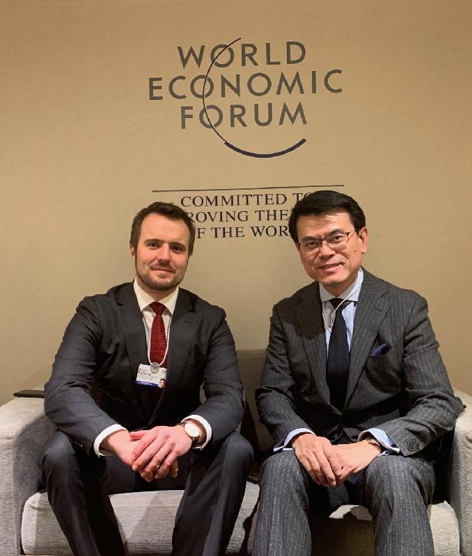商務及經濟發展局局長邱騰華（右）昨日（達沃斯時間一月二十三日）在瑞士達沃斯與丹麥工商業與金融事務大臣Simon Kollerup（左）會面，向他介紹香港的最新情況。