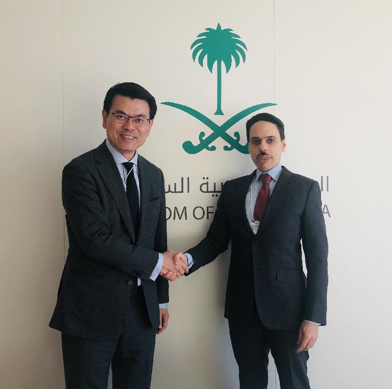 商務及經濟發展局局長邱騰華（左）昨日（達沃斯時間一月二十三日）在瑞士達沃斯與沙特阿拉伯外交大臣Faisal bin Farhan Al Saud王子（右）會面，就加強雙邊關係交流意見。
