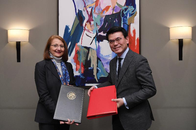 The Secretary for Commerce and Economic Development, Mr Edward Yau, signed an Investment Promotion and Protection Agreement with the Undersecretary of Foreign Trade of Mexico’s Ministry of Economy, Dr Luz María de la Mora Sánchez, on the margins of the World Economic Forum Annual Meeting in Davos, Switzerland yesterday (January 23, Davos time). Mr Yau (right) is pictured with Dr de la Mora Sánchez (left) after exchanging the signed agreement.