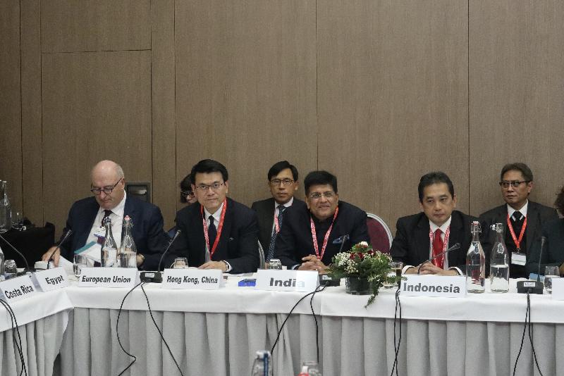 商务及经济发展局局长邱腾华（左二）今日（达沃斯时间一月二十四日）于瑞士达沃斯出席世界贸易组织非正式部长级会议。