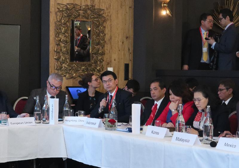 商務及經濟發展局局長邱騰華（左二）今日（達沃斯時間一月二十四日）於瑞士達沃斯出席有關電子商貿的世貿聯合聲明措施的非正式會議，並在會上發言。