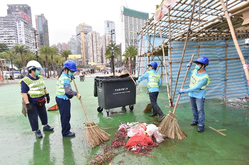 Food and Environmental Hygiene Department staff were deployed to clean up Lunar New Year Fair venues early this morning (January 25) after the fairs ended. Picture shows cleaning workers cleaning up the Victoria Park Lunar New Year Fair after the fair ended.