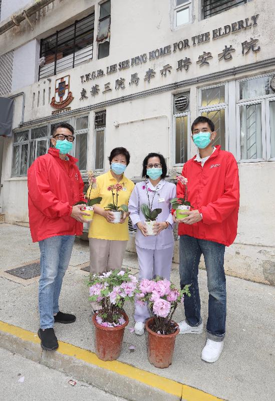 Volunteer teams of the Food and Environmental Hygiene Department today (January 25) delivered unsold pots of flowers and plants donated by Lunar New Year Fair vendors to elderly homes, residential care homes for children and persons with disabilities, and public hospitals. Picture shows volunteers delivering pots of flowers to representatives of  a home for the elderly.