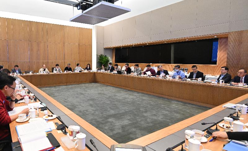 The Chief Executive, Mrs Carrie Lam, yesterday (January 25) held a high-level meeting within the Government on the novel coronavirus infection and listened to the advice of experts.
