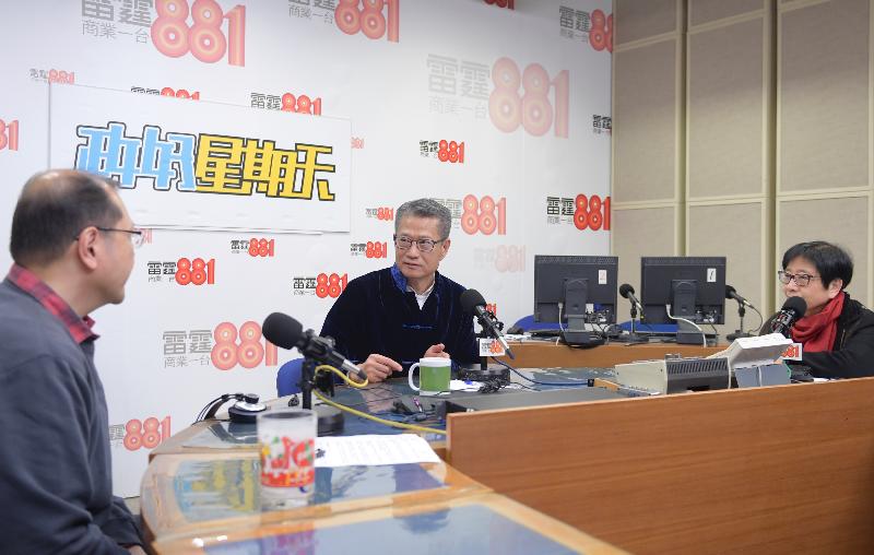 財務司司長陳茂波（中）今早（一月二十六日）出席商業電台節目「政好星期天」。