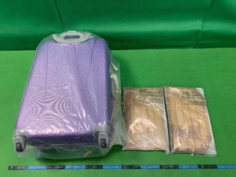 香港海關昨日（一月二十八日）在香港國際機場檢獲約二點二公斤懷疑可卡因，估計市值約二百三十萬元。
