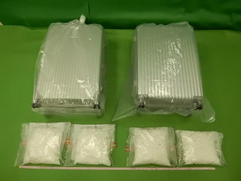 香港海關昨日（二月一日）在香港國際機場一連破獲兩宗旅客販運毒品的案件，分別檢獲約十一公斤懷疑氯胺酮及約一公斤懷疑可卡因，估計市值共約七百二十萬元。圖示檢獲的懷疑氯胺酮。