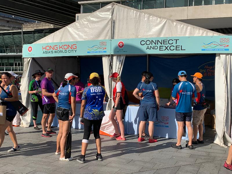 The Hong Kong Economic and Trade Office, Sydney (HKETO) participated in the Sydney Lunar Festival Dragon Boat Races in Darling Harbour, Sydney, Australia, on February 1 and 2. The HKETO set up a marquee in Darling Harbour where visitors learned more about the latest developments of Hong Kong through pamphlets and leaflets.