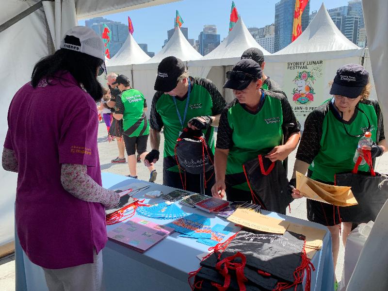 The Hong Kong Economic and Trade Office, Sydney (HKETO) participated in the Sydney Lunar Festival Dragon Boat Races in Darling Harbour, Sydney, Australia, on February 1 and 2. The HKETO set up a marquee in Darling Harbour where visitors learned more about the latest developments of Hong Kong through pamphlets and leaflets.