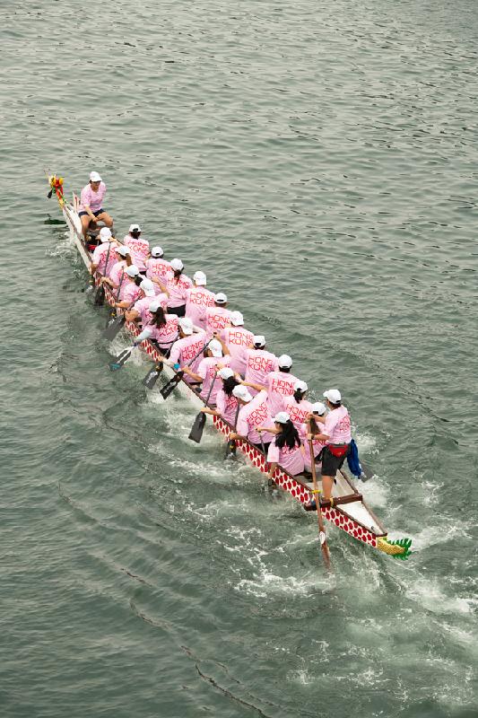 The Hong Kong Economic and Trade Office, Sydney (HKETO) participated in the Sydney Lunar Festival Dragon Boat Races in Darling Harbour, Sydney, Australia, on February 1 and 2. The Hong Kong Team organised by the HKETO participated in the Social Category races on February 2.
