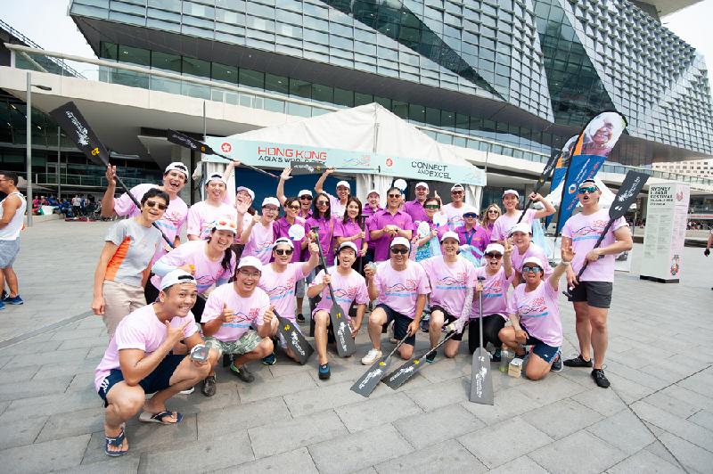 The Hong Kong Economic and Trade Office, Sydney (HKETO) participated in the Sydney Lunar Festival Dragon Boat Races in Darling Harbour, Sydney, Australia, on February 1 and 2. The Hong Kong Team organised by the HKETO participated in the Social Category races on February 2. Photo shows Hong Kong Team paddlers with HKETO staff in front of the HKETO marquee during the event at Darling Harbour.