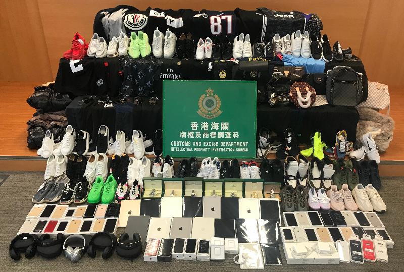 香港海關一月份採取針對性專項行動，打擊以美國為目的地的跨境冒牌物品活動，檢獲共約一萬件懷疑冒牌物品，估計市值約一百一十萬元。圖示部分檢獲的懷疑冒牌物品。 