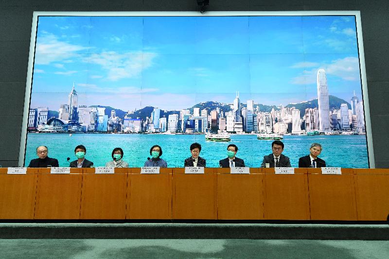 The Chief Executive, Mrs Carrie Lam (fourth right), holds a press conference on measures to fight disease with the Secretary for Commerce and Economic Development, Mr Edward Yau (second right); the Secretary for Labour and Welfare, Dr Law Chi-kwong (first right); the Secretary for Security, Mr John Lee (third right); the Secretary for Transport and Housing, Mr Frank Chan Fan (first left); the Secretary for Food and Health, Professor Sophia Chan (fourth left); the Director of Health, Dr Constance Chan (third left); and the Chief Port Health Officer of the Centre for Health Protection of the Department of Health, Dr Leung Yiu-hong (second left), at the Central Government Offices, Tamar, today (February 5).
