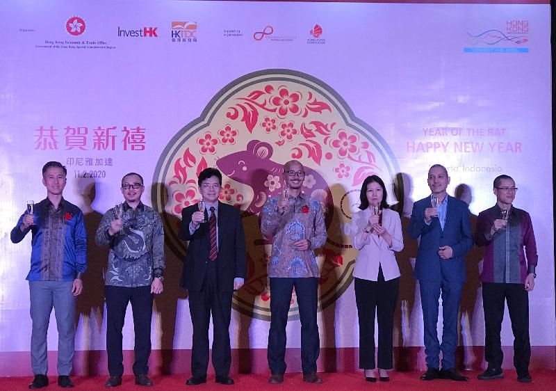 (From left) The Deputy Director of the Hong Kong Economic and Trade Office, Jakarta (Jakarta ETO), Mr Ricky Cheng; the Regional Director of Southeast Asia and South Asia of the Hong Kong Trade Development Council, Mr Peter Wong; the Chinese Ambassador to the Association of Southeast Asian Nations, Mr Deng Xijun; the Director-General of the Jakarta ETO, Mr Law Kin-wai; the Minister Counsellor of the Embassy of the People's Republic of China in Indonesia, Ms Chen Yun; the Deputy Chairman of the Indonesia-Hong Kong Business Association, Mr Jeffrey Cheung; and the Director, Indonesia of the Hong Kong Trade Development Council, Mr Leung Kwan-ho, officiate at the toasting ceremony at a Chinese New Year reception held in Jakarta, Indonesia last night (February 11).
