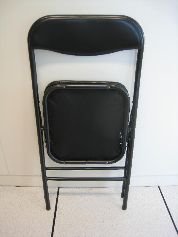 香港海关今日（二月十二日）提醒市民留意一款不安全折椅，或会令使用者从椅子堕下。图示该款折椅。