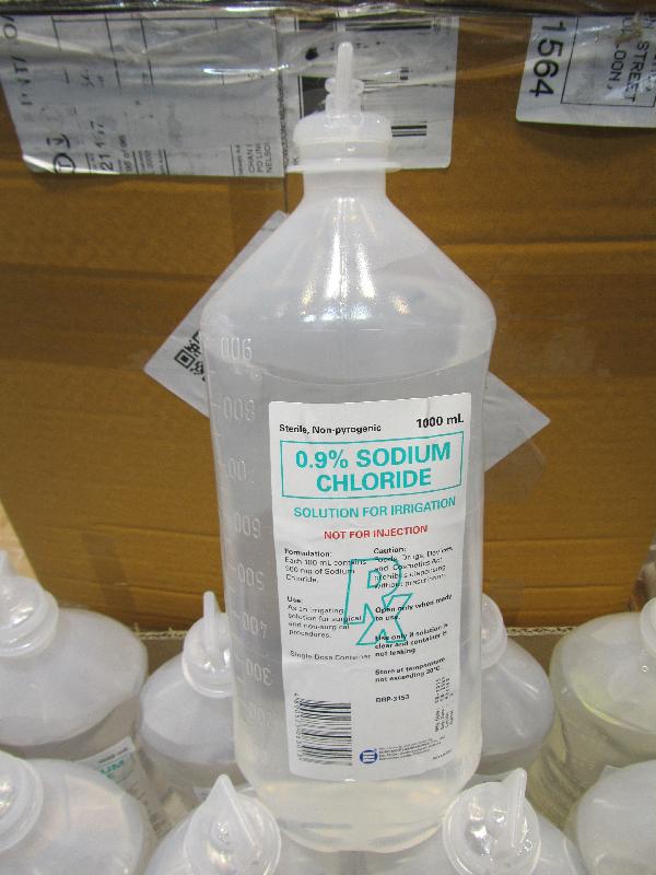 香港海關進行代號「守護者」的全港性大規模特別行動，昨日（二月十三日）在旺角一間藥房試購生理鹽水。圖示生理鹽水瓶身的產品說明。