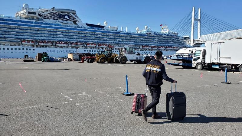 The Immigration Department and the Hong Kong Economic and Trade Office, Tokyo have been endeavouring to provide practical assistance to the Hong Kong residents under quarantine on board the Diamond Princess cruise ship docking in Yokohama, Japan. Photo shows an Immigration officer carrying gift packs for distribution to the onboard Hong Kong residents through the cruise operator. 