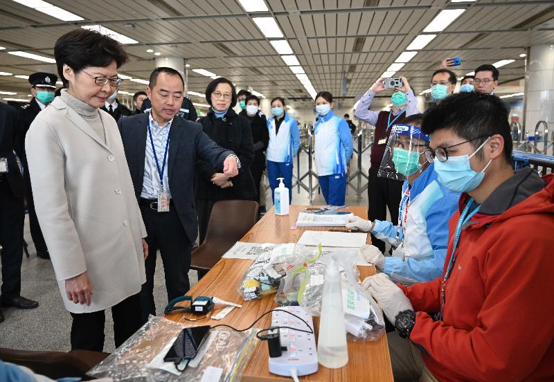 圖示林鄭月娥（左一）在深圳灣口岸了解對從內地入境人士實施強制檢疫的運作情況。