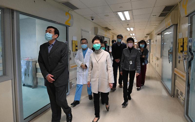 圖示林鄭月娥（左三）在醫院管理局主席范鴻齡（左一）陪同下在瑪嘉烈醫院傳染病中心視察正進行內部改建工程的隔離病房，了解設施運作。