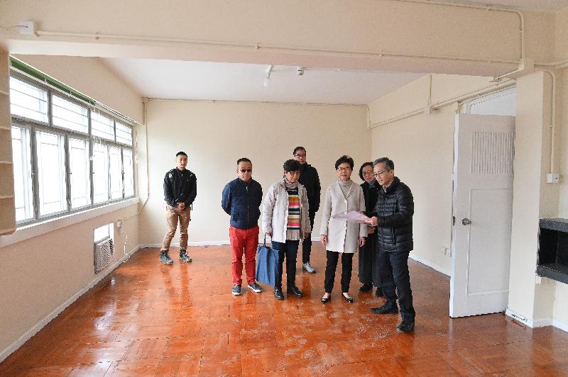 Photo shows Mrs Lam (third right), accompanied by the Secretary for Development, Mr Michael Wong (fourth left) and the Secretary for Food and Health, Professor Sophia Chan (second right), visiting the Junior Police Call activity centre at Pat Heung to learn about the works progress of converting some facilities of the activity centre into a quarantine centre.

