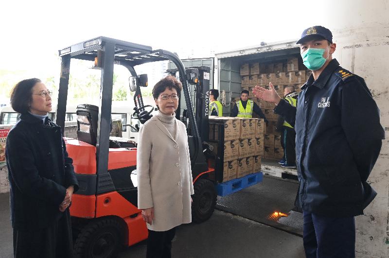 Photo shows Mrs Lam (centre) and the Secretary for Food and Health, Professor Sophia Chan (left), visiting the Shenzhen Bay Control Point to learn about the recent situation of goods clearance.