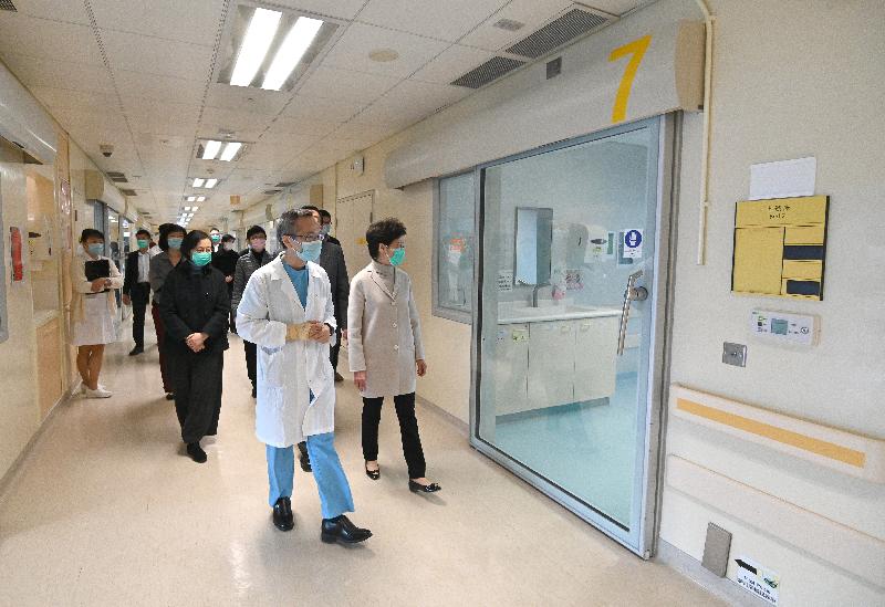 Photo shows Mrs Lam (first right) and the Secretary for Food and Health, Professor Sophia Chan (fourth left) visiting the Infectious Disease Centre of the Princess Margaret Hospital to inspect the isolation ward under renovation works and learn about the operation of the facilities.

