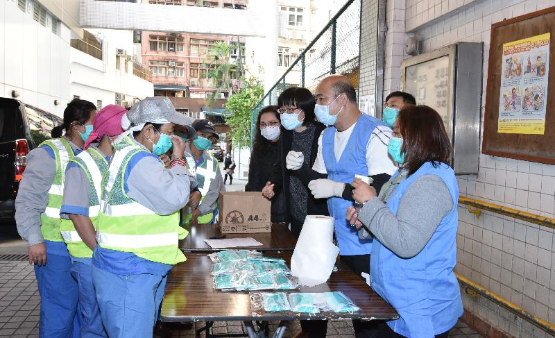 The Food and Environmental Hygiene Department and the Housing Department today (February 17) have started distributing masks to cleansing workers who are responsible for cleaning public toilets, public markets, refuse collection points, streets and public housing estates. Photo shows the Director of Food and Environmental Hygiene, Miss Vivian Lau (fourth right), visits a refuse collection point in Sheung Wan today to understand the distribution of masks to cleansing workers.  