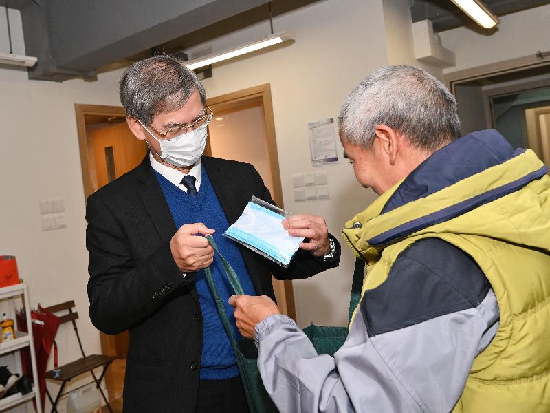 The Secretary for Labour and Welfare, Dr Law Chi-kwong (left), went to Tai Kok Tsui this evening (February 17) to present elderly persons with face masks and anti-epidemic gift packs (fortune bags).