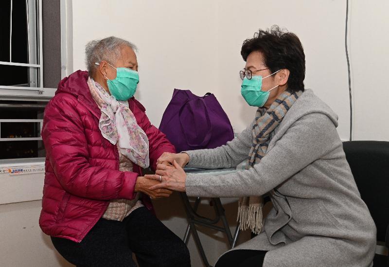 The Chief Executive, Mrs Carrie Lam (right), visits Tak Tin Estate at Lam Tin this evening (February 17) to distribute surgical masks, food, health information leaflets and other supplies to single elderly persons, extending her warm regards to them.