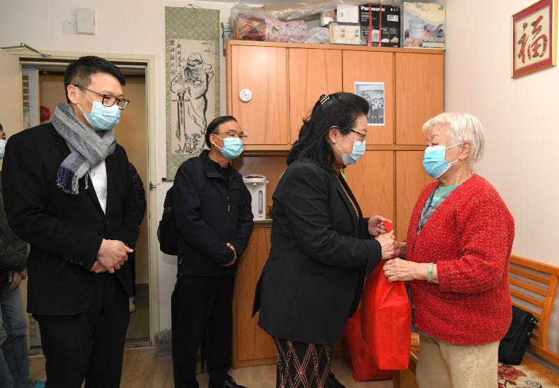 The Secretary for Justice, Ms Teresa Cheng, SC (second right), visits Long Shin Estate at Yuen Long today (February 18) to distribute surgical masks, leaflets with health information and other goods to families in need.