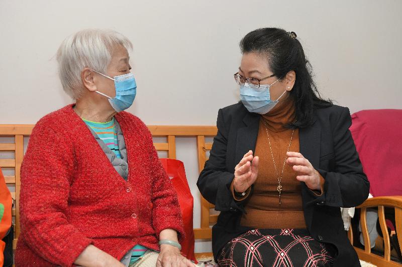 The Secretary for Justice, Ms Teresa Cheng, SC, visited elderly families in Long Shin Estate at Yuen Long today (February 18) to distribute surgical masks, food, leaflets with health information and other goods to them. Picture shows Ms Cheng (right) reminding an elderly resident of the importance of maintaining personal hygiene to prevent the spread of disease.