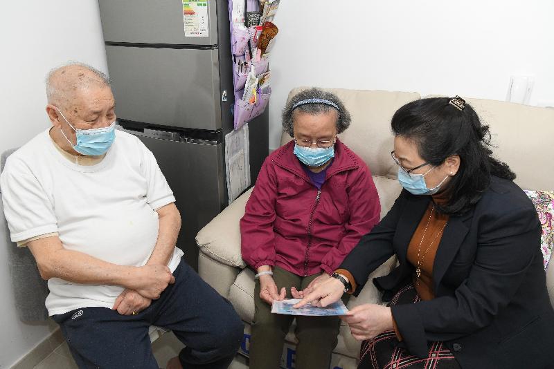 The Secretary for Justice, Ms Teresa Cheng, SC, visited Long Shin Estate at Yuen Long today (February 18) to distribute surgical masks and leaflets with health information to families in need. Picture shows Ms Cheng (right)  reminding the family members of the importance of maintaining personal hygiene to prevent the spread of disease.
