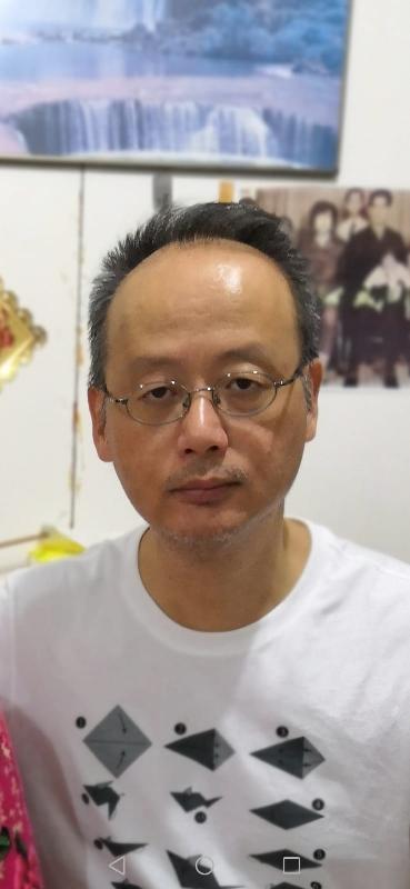 58-year-old missing man Wong Man-tak is about 1.73 metres tall, 65 kilograms in weight and of medium build. He has a square face with yellow complexion and short black hair. He was last seen wearing a grey jacket, black trousers, slippers and a pair of gold-framed glasses.