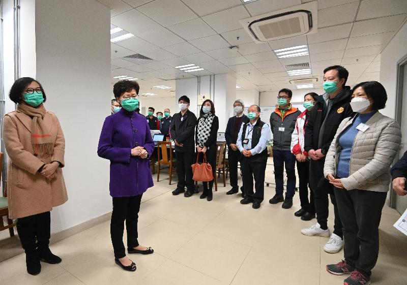 The Chief Executive, Mrs Carrie Lam, today (February 19) inspected Chun Yeung Estate in Fo Tan, which will be used as a quarantine centre, to learn about the preparation work. Photo shows Mrs Lam (second left) thanking members of various departments for their hard work, making available a large number of units to meet the needs of fighting the disease within a very short period of time.