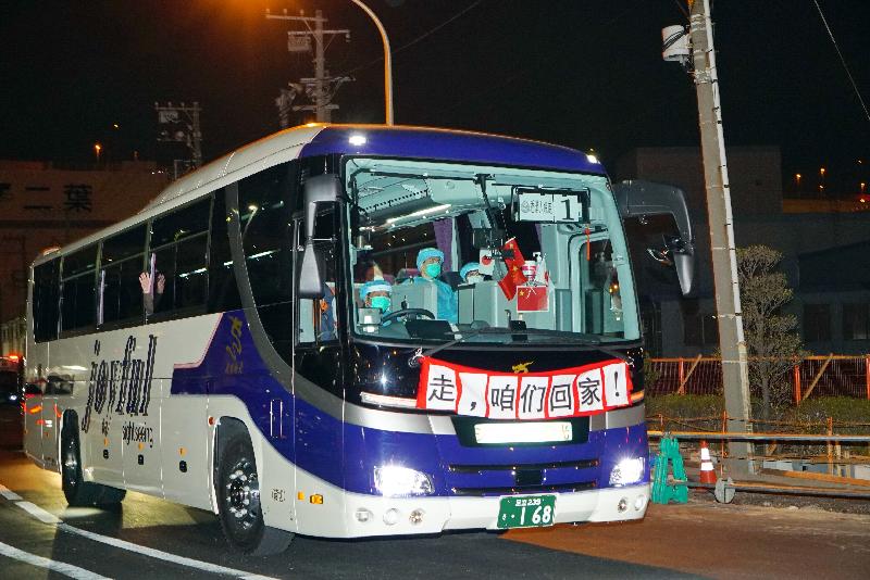為數106名在「鑽石公主號」郵輪的香港居民，包括在埼玉縣隔離期滿可以離開日本的六名香港居民，今日（二月二十日）早上由東京乘坐香港特別行政區政府安排的包機安全抵達香港。圖示首輛接載「鑽石公主號」上港人的旅遊巴士前往羽田機場。
