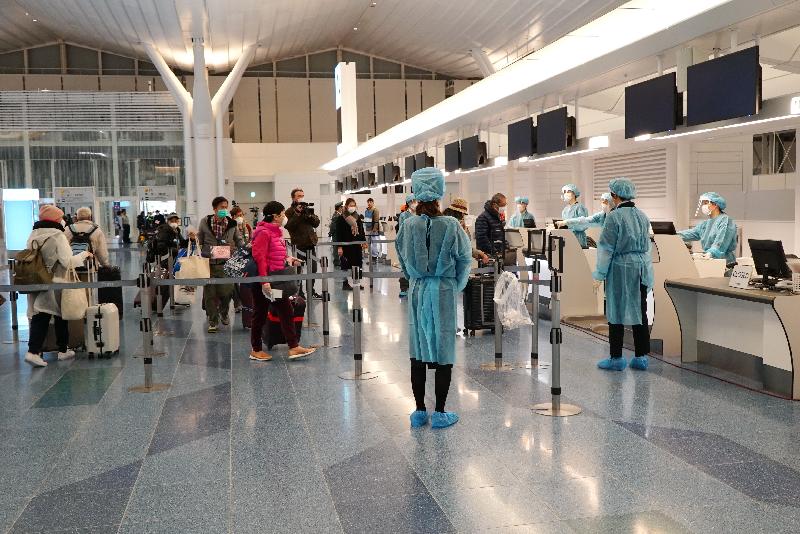 為數106名在「鑽石公主號」郵輪的香港居民，包括在埼玉縣隔離期滿可以離開日本的六名香港居民，今日（二月二十日）早上由東京乘坐香港特別行政區政府安排的包機安全抵達香港。圖示乘坐包機的港人在機場辦理登機手續。