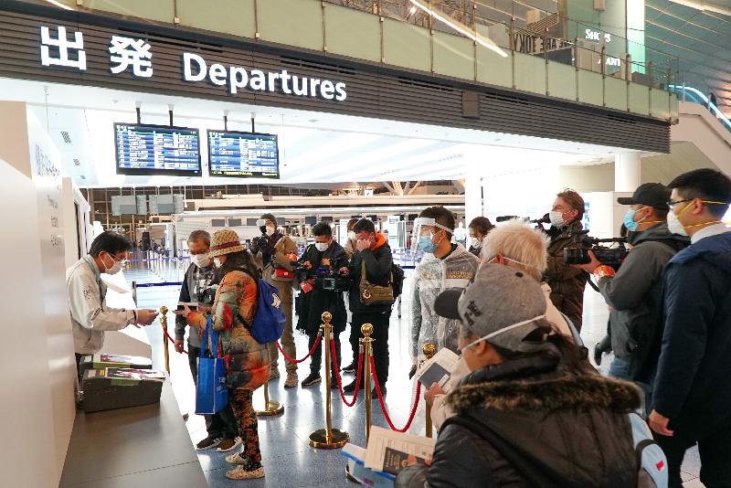 為數106名在「鑽石公主號」郵輪的香港居民，包括在埼玉縣隔離期滿可以離開日本的六名香港居民，今日（二月二十日）早上由東京乘坐香港特別行政區政府安排的包機安全抵達香港。圖示乘坐包機的港人在禁區辦理離境手續。
