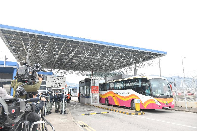 為數106名在「鑽石公主號」郵輪的香港居民，包括在埼玉縣隔離期滿可以離開日本的六名香港居民，今日（二月二十日）早上由東京乘坐香港特別行政區政府安排的包機安全抵達香港。圖示一輛載有乘坐包機港人的旅遊巴士離開香港國際機場。