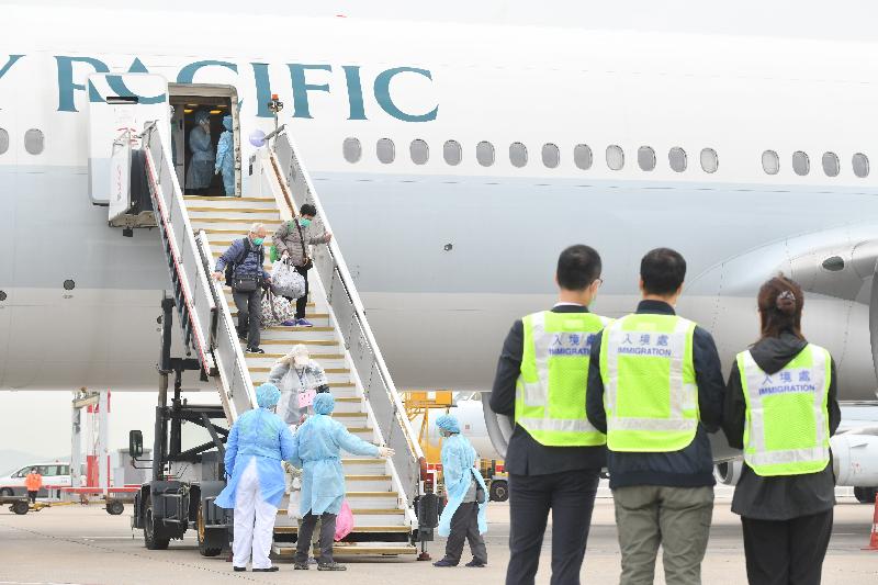 A total of 106 Hong Kong residents on board the Diamond Princess cruise ship, including the six persons who had completed quarantine at a facility in Saitama Prefecture and were permitted to leave Japan, arrived in Hong Kong from Tokyo safely this morning (February 20) on a chartered flight arranged by the Hong Kong Special Administrative Region Government. Picture shows Hong Kong residents alighting from the chartered flight at Hong Kong International Airport.