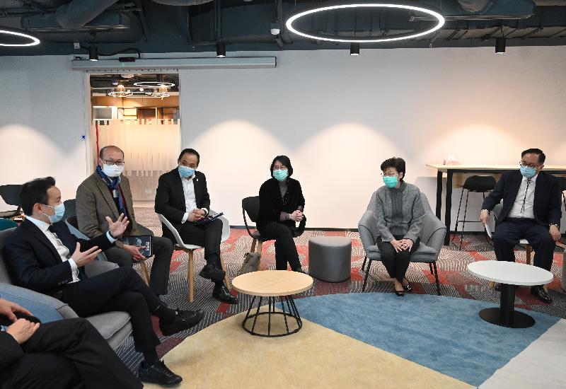 The Chief Executive, Mrs Carrie Lam (second right), visited an innovation and technology start-up developing and producing electronic wristbands for home quarantine at the Hong Kong Science Park. She also exchanged views with the person-in-charge of some start-ups in the park to learn more about their businesses.