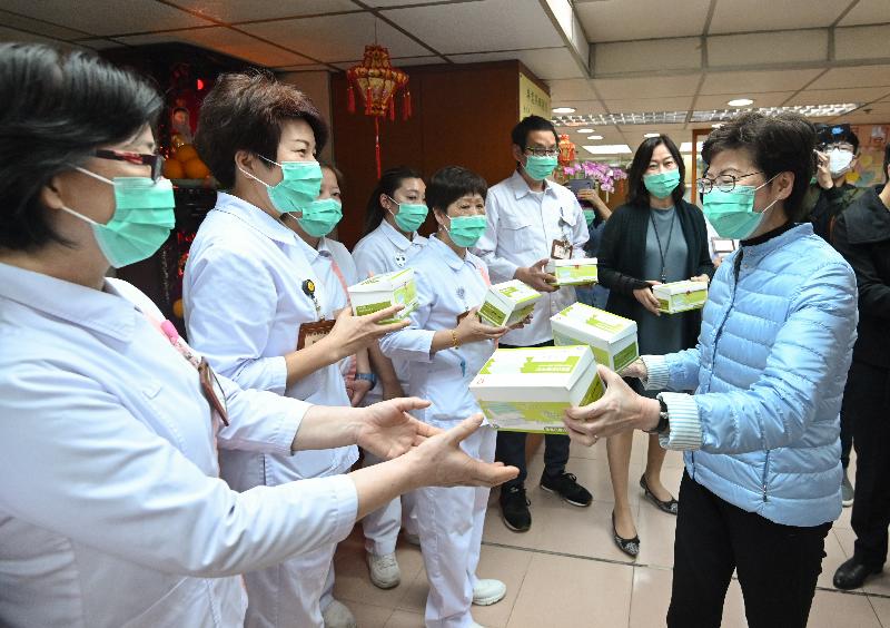 The Chief Executive, Mrs Carrie Lam, visited the Social Welfare Department's Integrated Family Service Centre in To Kwa Wan this afternoon (February 21). She also took the opportunity to visit an elderly home in the district. Photo shows Mrs Lam (first right) distributing surgical masks to staff members of the elderly home.
