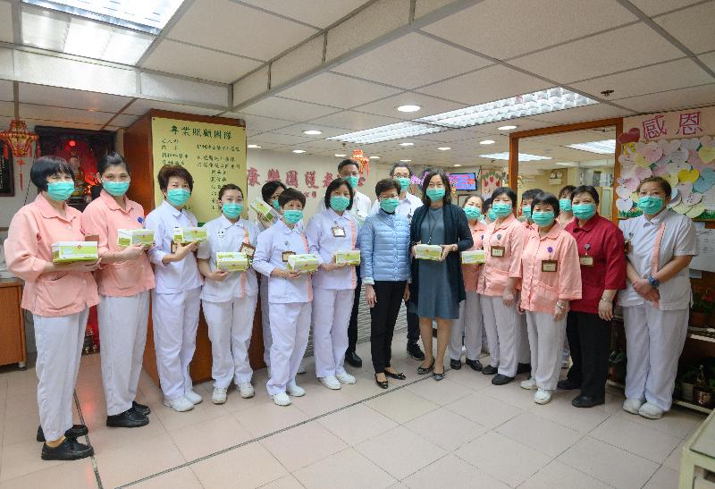 The Chief Executive, Mrs Carrie Lam, visited the Social Welfare Department's Integrated Family Service Centre in To Kwa Wan this afternoon (February 21). She also took the opportunity to visit an elderly home in the district. Mrs Lam (seventh left) is pictured with staff members of the elderly home.